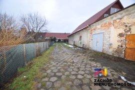 Dom wolnostojący z zabudowaniami o łącznej powierzchni zabudowy około 600m2